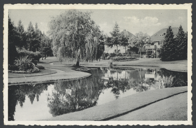 17638 Gezicht op de vijver in het plantsoen aan de Oranjelaan te Driebergen-Rijsenburg.